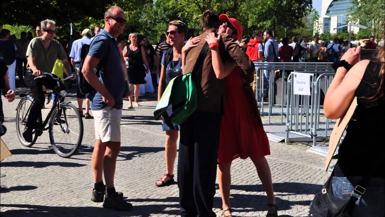 FREE HUGS in BERLIN 07.09.2013 - YouTube