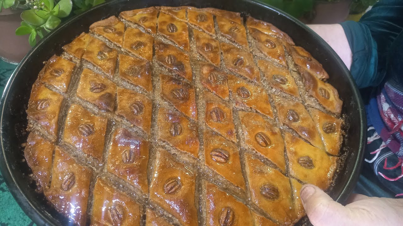 Köyde geleneksel baklava lezzeti. ✨ Traditional baklava taste in the village. 🇦🇿☕🔥