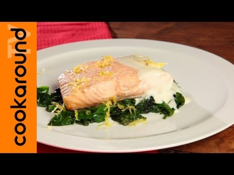 Salmone in padella con spinaci e salsa al limone