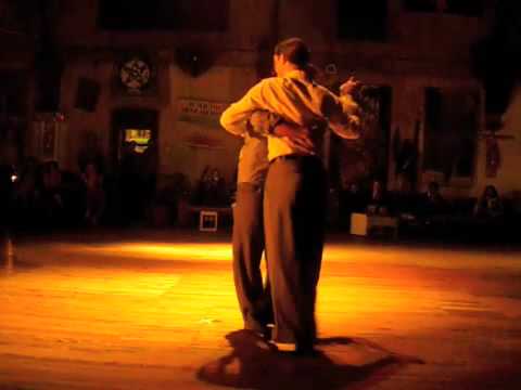 Dominic Bridge & Fausto Carpino bailando un Tango en La Catedral (Buenos Aires)