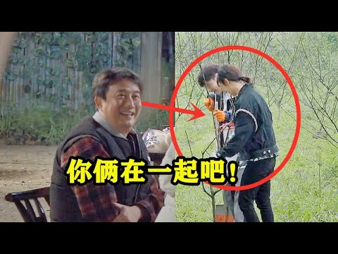 杨紫不避嫌挽住张艺兴的手，一旁黄磊全程姨母笑：你俩就在一起吧