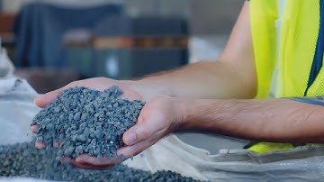Low-carbon concrete: reducing carbon and plastic waste