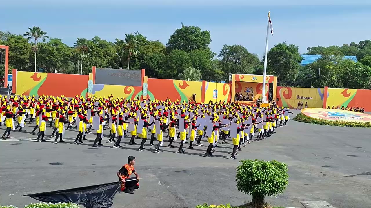 tari kolosal 1128 siswa SMP di Balikpapan dalam upacara HUT kota Balikpapan ke 128