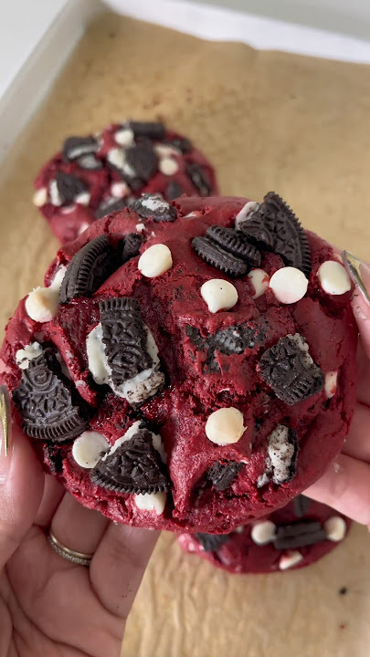 Red velvet Oreo cookies 💌 recipe will be in the comments! #baking #valentinesday #redvelvet
