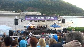 The Clintones sing a cover of Matchbox 20's "Push" in Pittsburgh