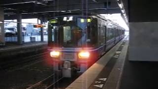 【雪が電車に積もっている５２１系】５２１系普通敦賀行発車（長浜駅２番のりば）【JR西日本が新製投入した交直流近郊形電車】