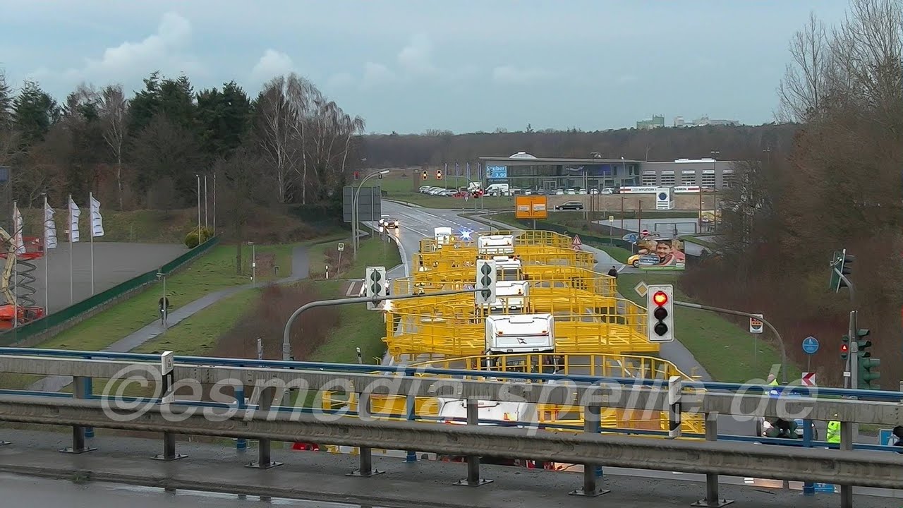 Schwertransport auf der Autobahn 30 zwischen Salzbergen und Ibbenbüren