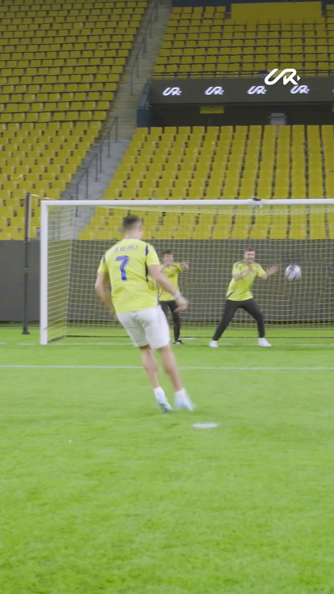 Cristiano shoots, MrBeast tries to stop it... and painfully fails! ?️⚽