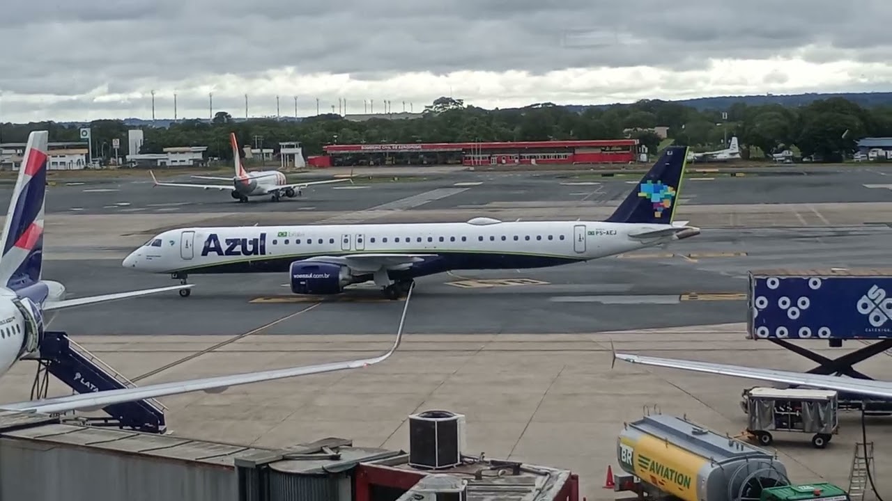 Chegada do Embraer 195 E 2 da Azul linhas aéreas no pátio do Aeroporto de Brasília-DF.