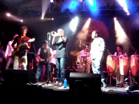 Maite Hontel playing with Colombian salsa-hero Ces...