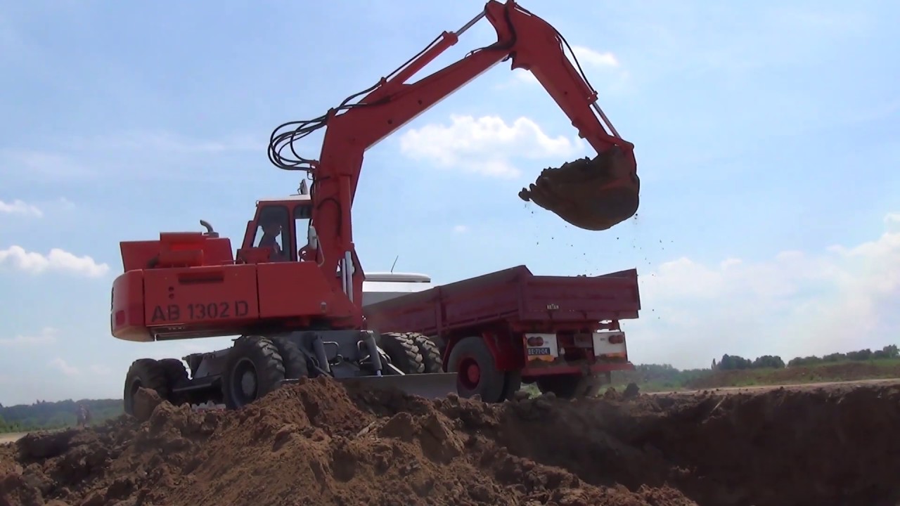 Atlas 1302 loading some old trucks