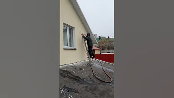зазор 13 см, в стене был пенопласт, стало холодно, решили закачать пеноизол