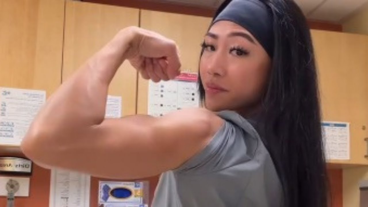 Мускулистая и красивая медсестра