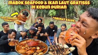 DI KEROYOK ANAK KAMPUNG MENIKMATI HIU BAKAR SEAFOOD TUMPAH DI KEBUN DURIAN