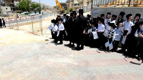 Hasidic children sing - cute