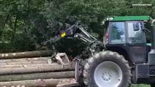 Kotschenreuther K175R Forstspezialschlepper Beim Langholzrücken Und Poltern Der Stämme.