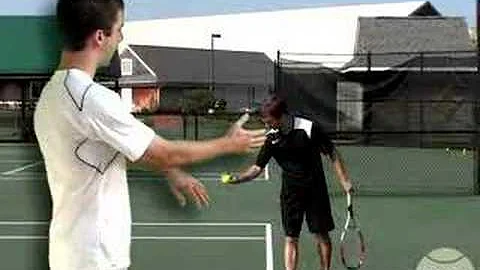 Tennis Lesson: Serve Step 3 - Knee Bend - DayDayNews