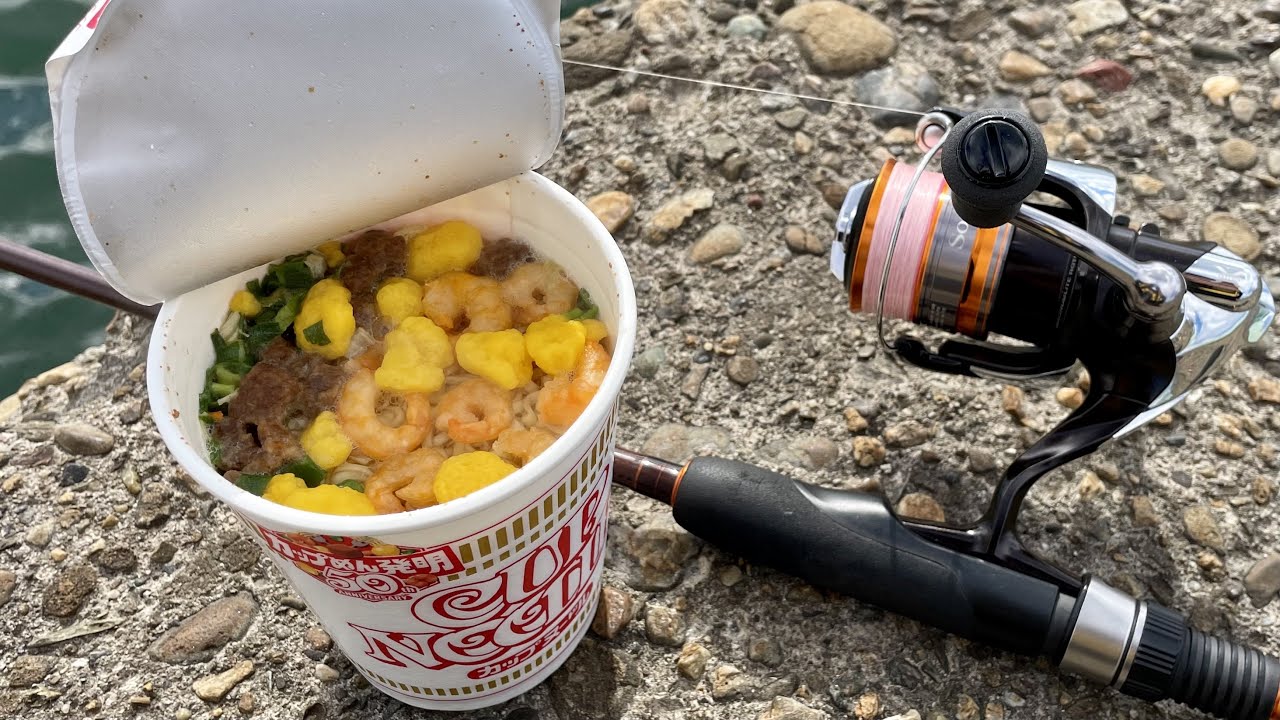 I tried fishing using Cup Noodles ingredients. - YouTube