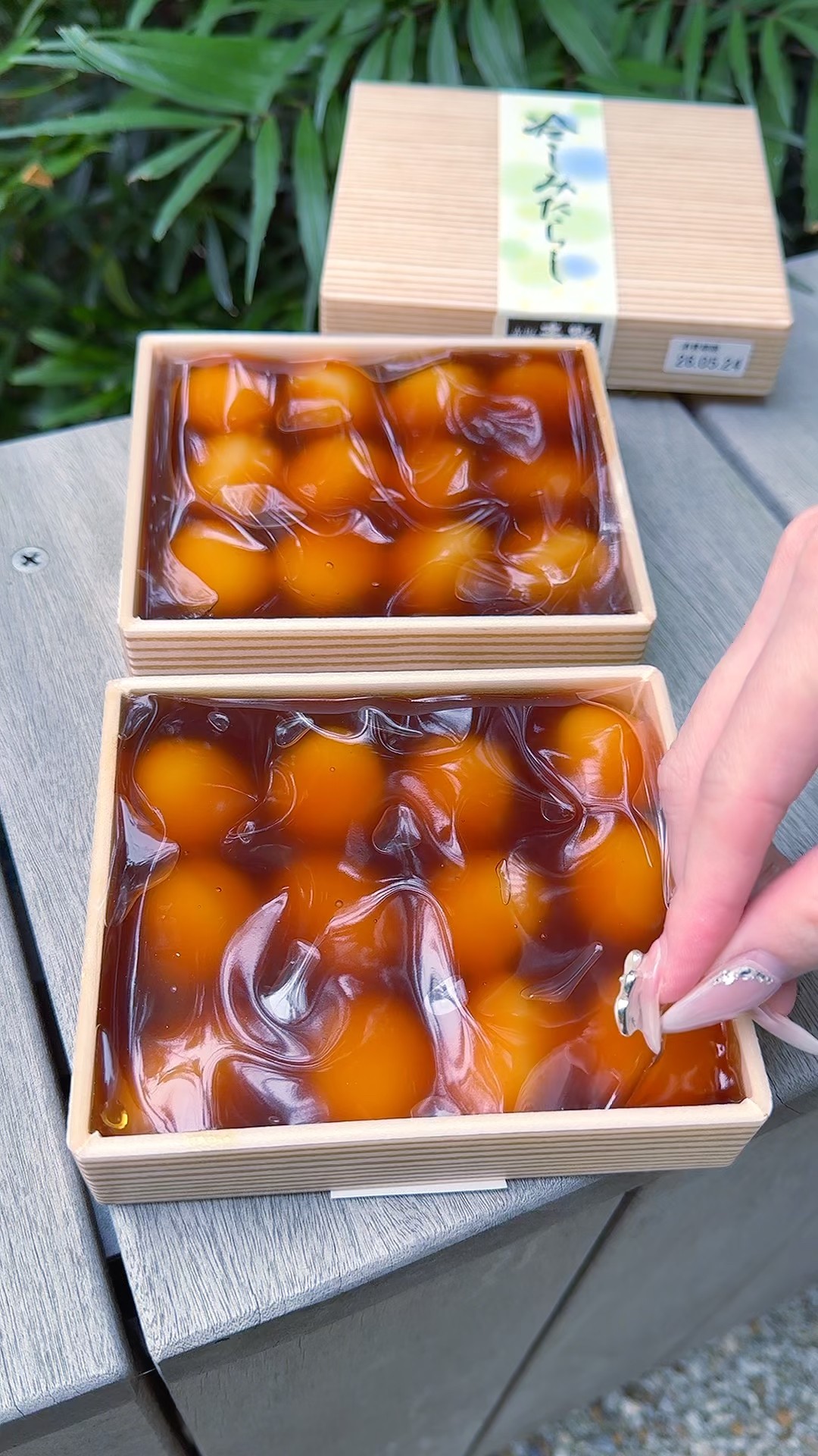 老舗和菓子屋の黄金色に輝く冷やしみたらし団子🍡🧊 - YouTube