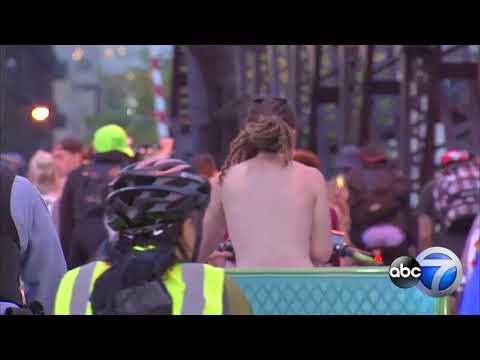 Hundreds strip down for Chicago's World Naked Bike Ride