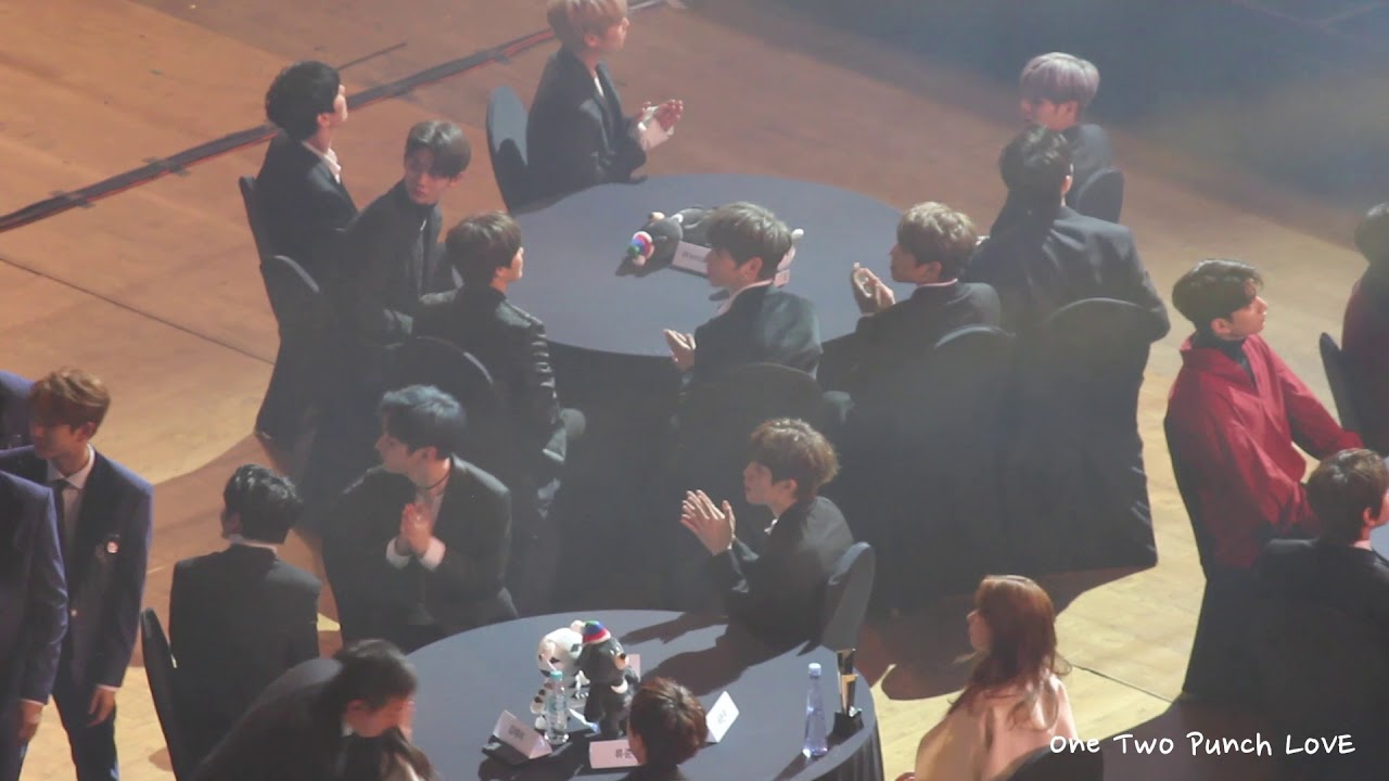 171115_AAA_워너원 대기석 (물나눠주는 다니엘)