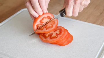 Jak krájíte římská rajčata na sendviče?