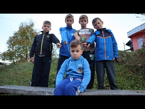 Video: Kako se odjenuti kao dečko: 14 koraka (sa slikama)