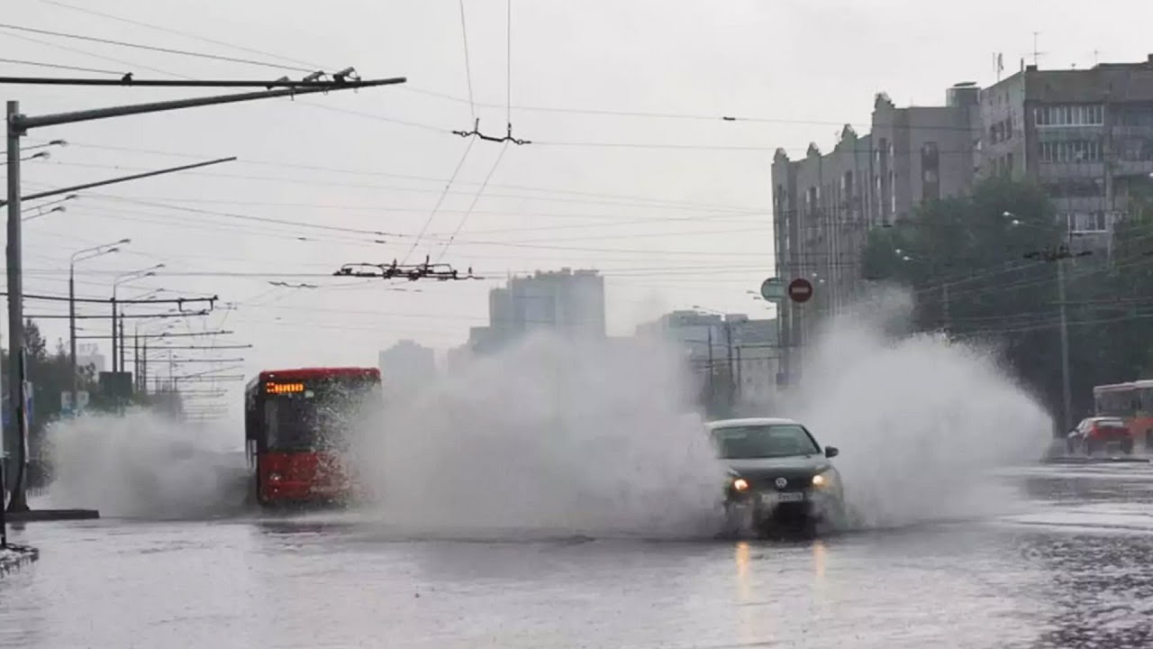 Улицы превратились в реки. На Москву обрушились сильнейшие ливни