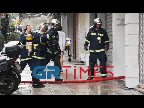 Επιχείρηση απεγκλωβισμού δύο ατόμων από φωτιά σε διαμέρισμα στη Θεσσαλονίκη