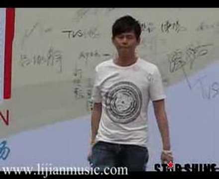歌手李剑手绑黄丝带参与5.17全城抗震救灾义演
