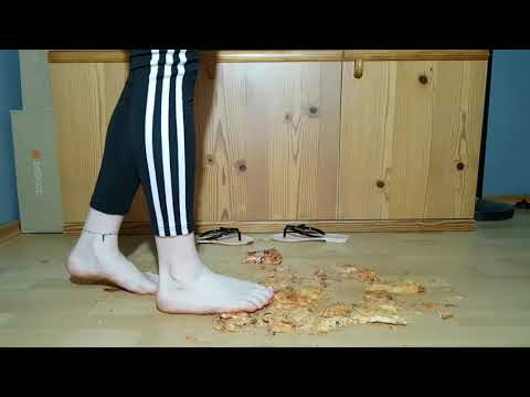 White Melissa FlipFlops and Barefeet crush pizza #SOFIAARMAZZI