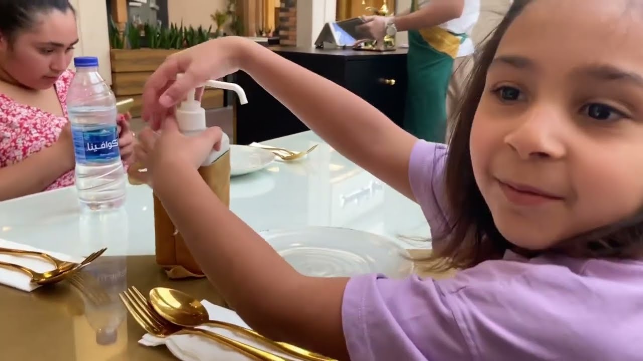 ثري تو ون اكشن 😍 اليوم جربنا شي يديد💕 فندق  و مول الافنيوز 🐣 يوميات حور وحوراء