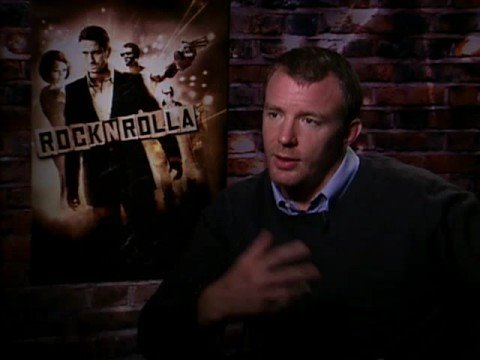 Video: Guy Ritchie Nettovärde: Wiki, Gift, Familj, Bröllop, Lön, Syskon