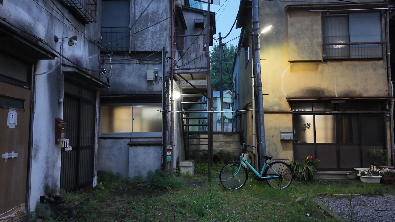 【ASMR】雨の東京 藍色に染まる古い街角 - Twilight rain: Blue hour and nostalgic echoes in the rain【4K Japan Walk】