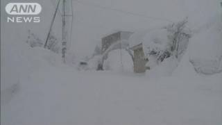今季最強寒波で大雪続く　新潟・妙高市で積雪3m超（12/01/28）