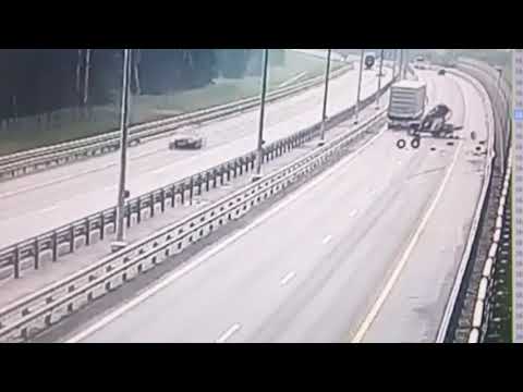 Видео смертельного столкновения внедорожника с фурой на трассе М 11 в Тверской области
