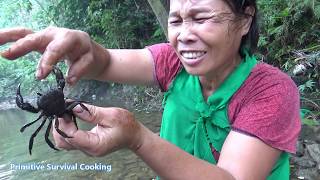 Primitive Technology Wild Girl - Survival skills catch big fish in water  - Eating delicious