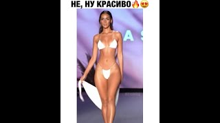 Симпатичная модель демонстрирует купальник. #shorts