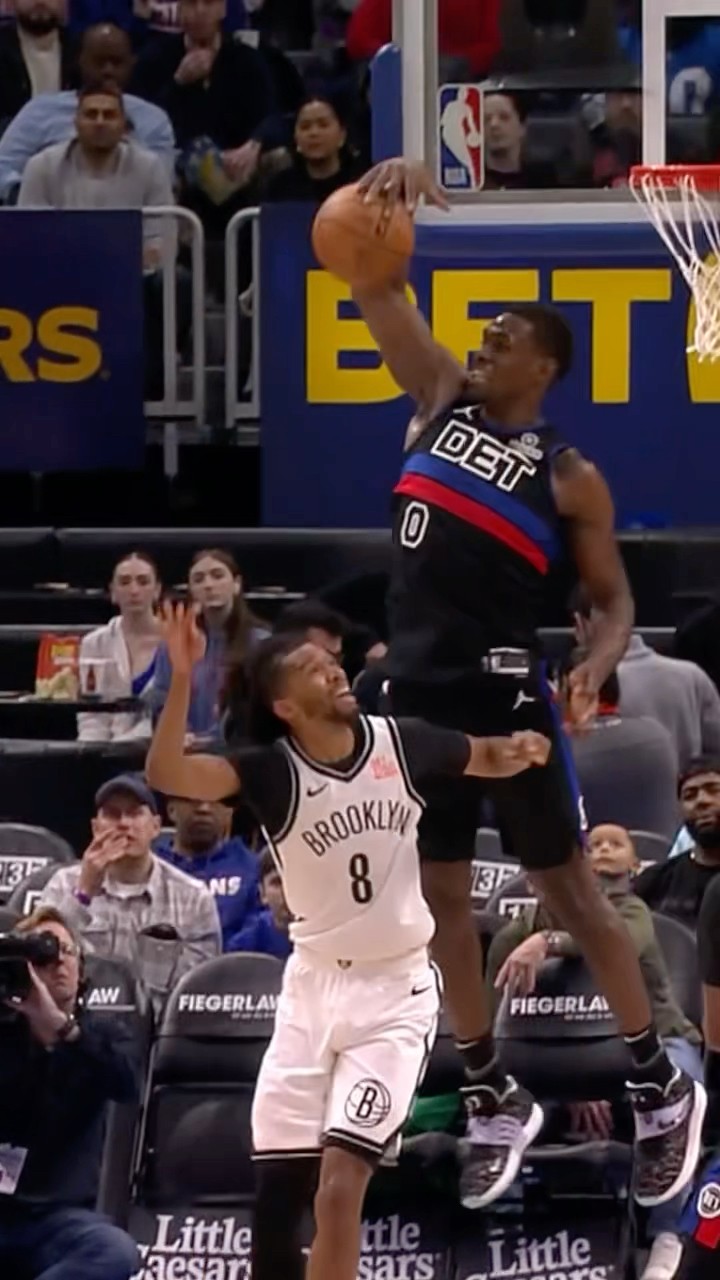 Jalen Duren SNATCHES a shot out of the air!