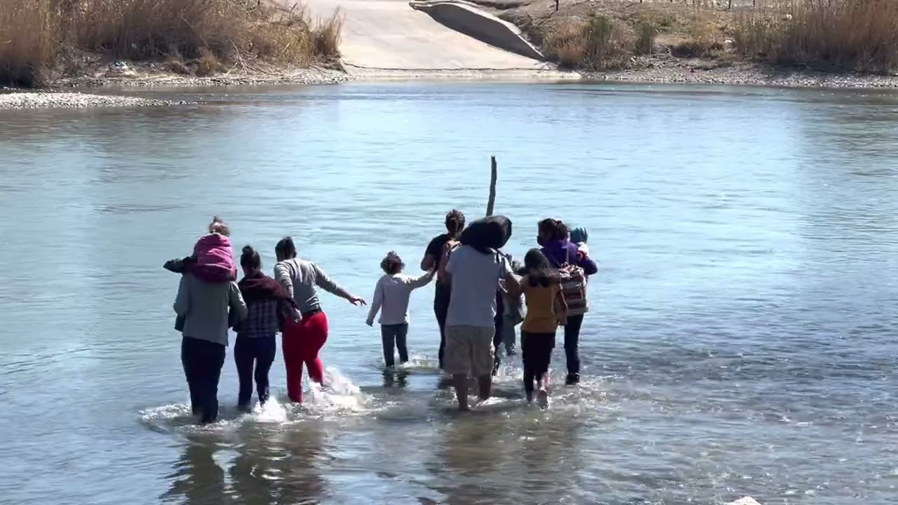 El los pasa por la #frontera y después se cruza