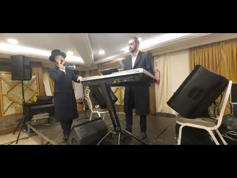 שוכי גולדשטיין עם הקלידן צביקי רובין