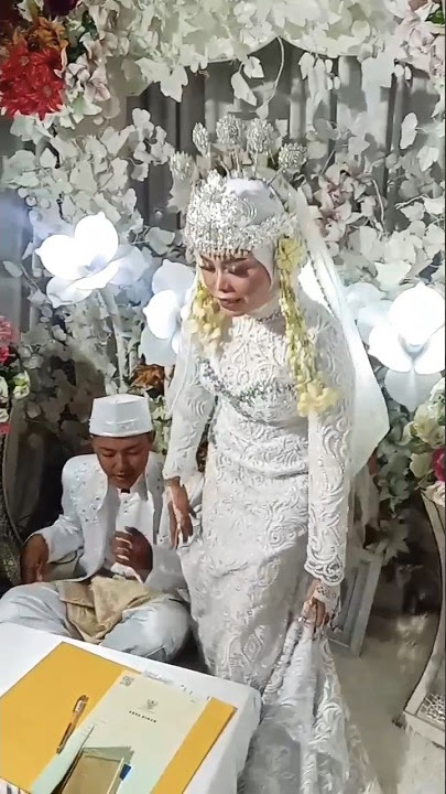 Hampir jatuh 🤦gaun pengantin di injak tamu #resepsi #pengantin #pernikahan #wedding #kondangan