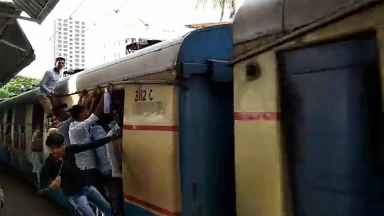 Viral video of Mumbai local train passengers - YouTube
