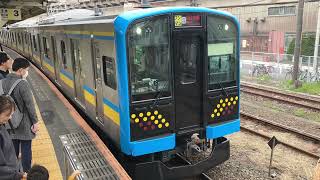 鶴見線のE131系1000番台T5編成浜川崎止まりとして浜川崎駅3番線を警笛鳴らしながら発車するシーン