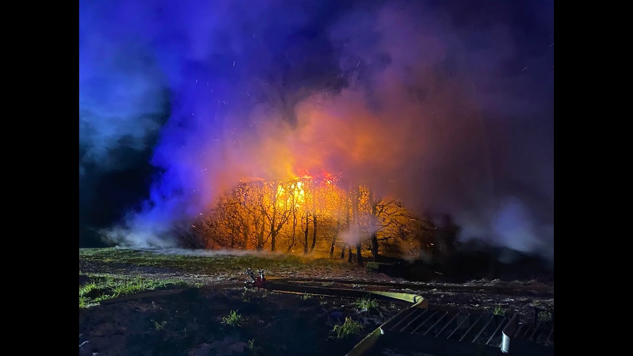 Brandeinsatz / brennen Gartenhütte und Hecke /  26.12.2021 - Freiw. Feuerwehr Reinhardshagen