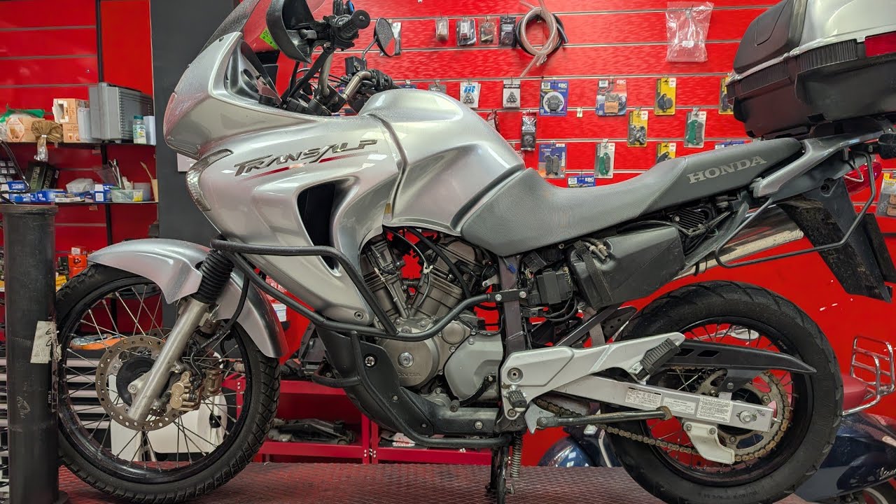 HONDA TRANSALP 650............NADIE SABE QUE LE PASA