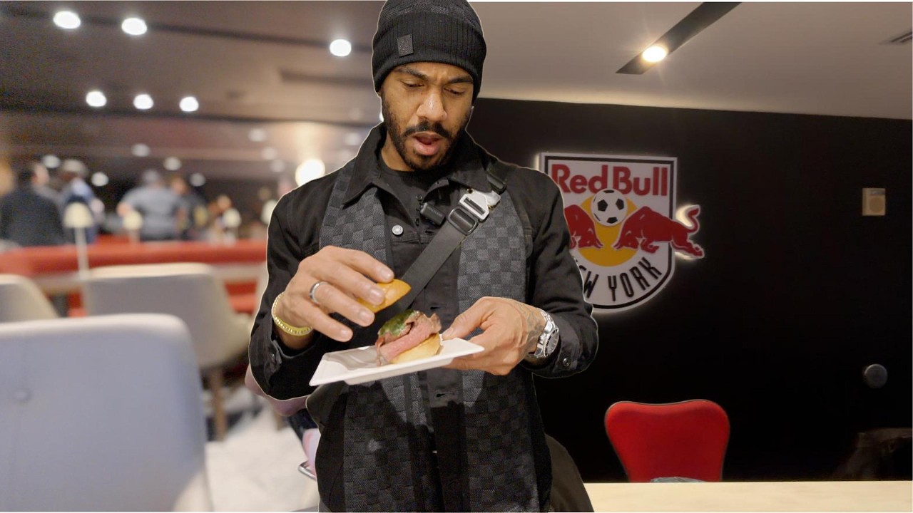 Представители нью-йоркской команды Red Bulls пригласили меня попробовать их новое меню на стадионе!