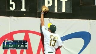 TEX@OAK: Olson leaps to make the catch at the wall