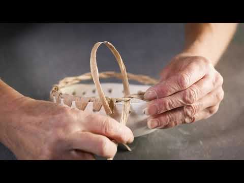 How to make a bowl of self-hardening clay with a paper raffia rim