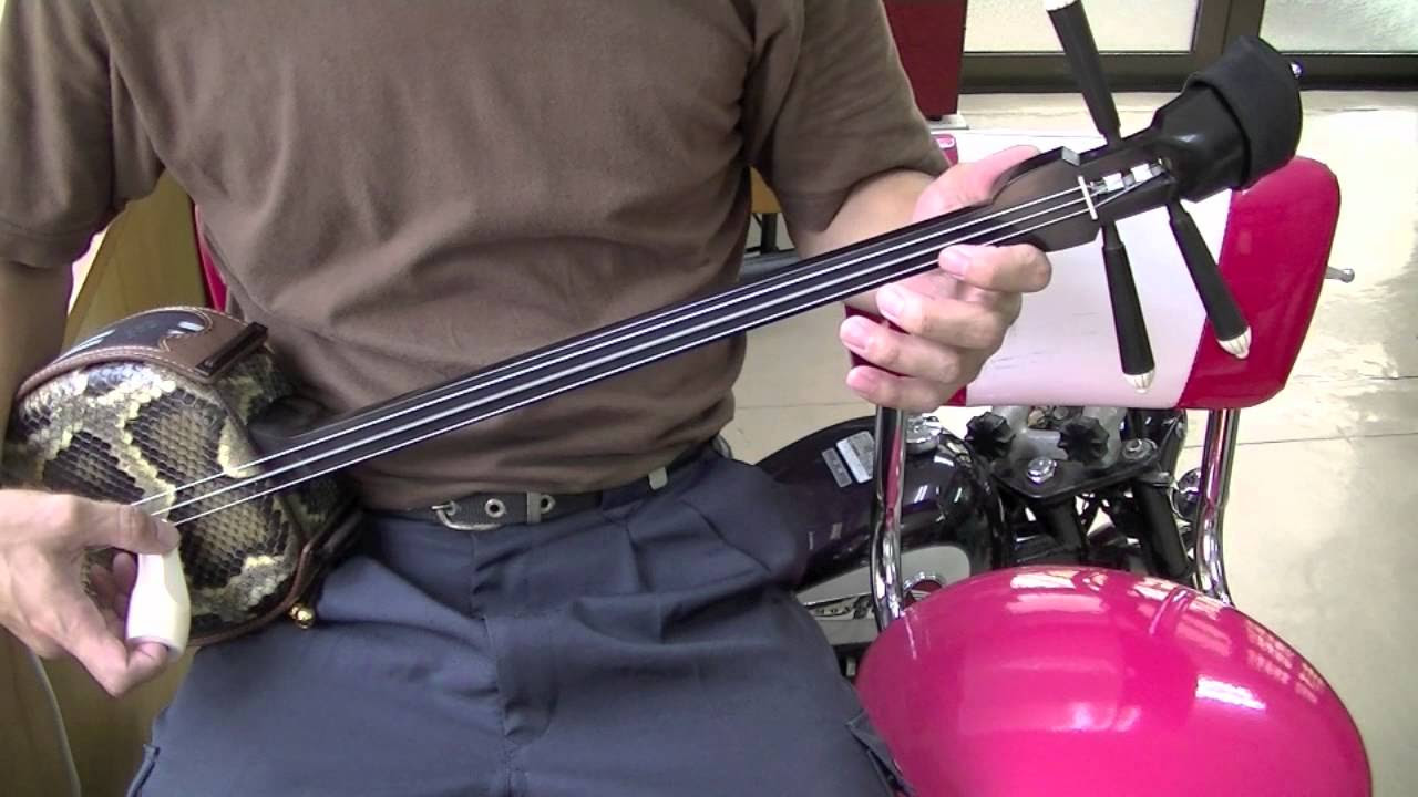 カミゲン黒木の与那城型三線 - YouTube